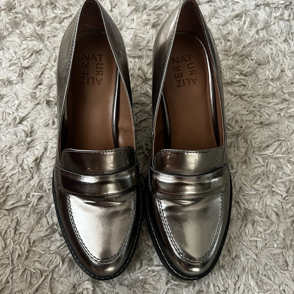 NEVER WORN Naturalizer Metallic Silver Loafer Heels